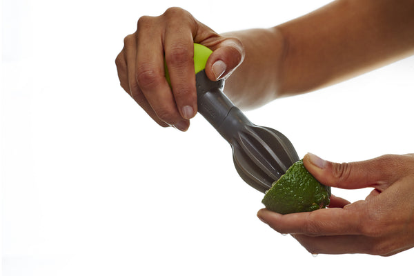 Squeeze - handheld citrus juicer
