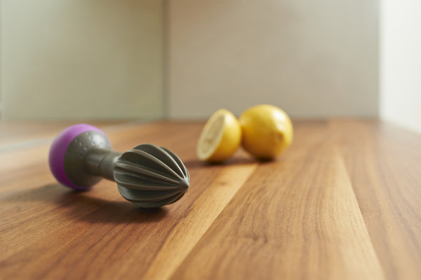 Squeeze - handheld citrus juicer