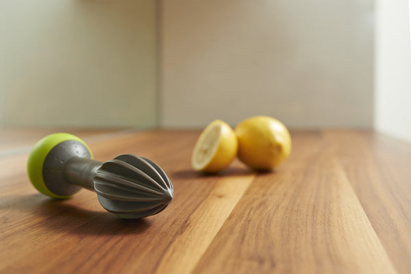 Squeeze - handheld citrus juicer